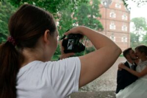 Hochzeitsfotografin fotografiert Hochzeitspaar 