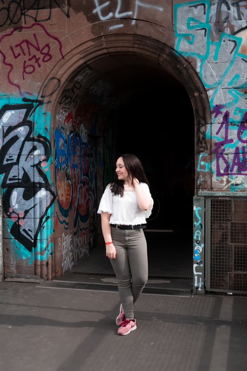 Model bei einer Foto-Location in Köln, Bogeneingang mit Graffitis