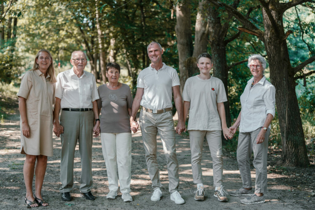 DSC02937 Outdoor Familienfotoshooting mit mehreren Generationen