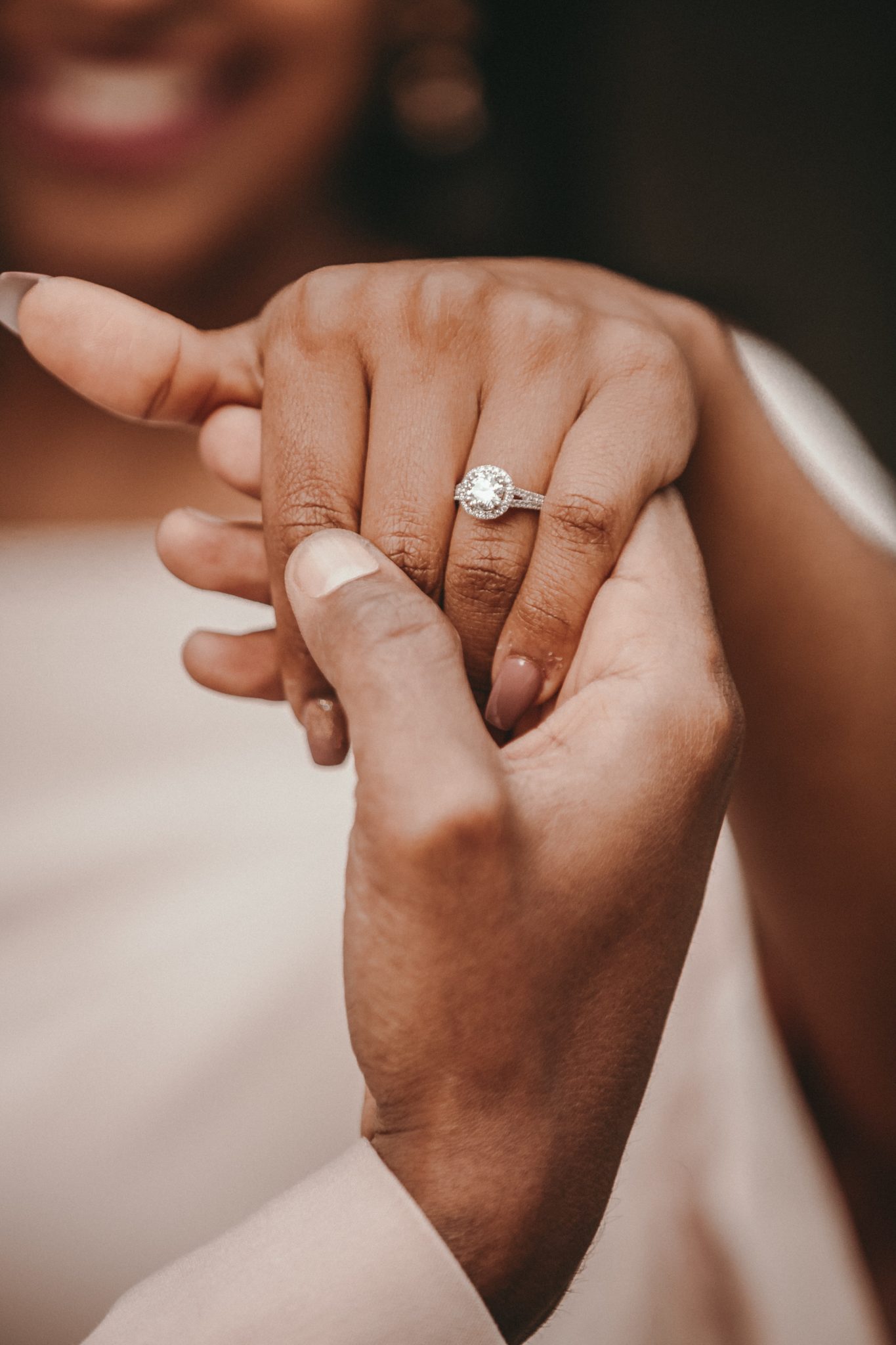alekon-pictures-yj4kwA4h_Ms-unsplash Hand der Verlobten mit Verlobungsring bei Heiratsantrag Fotoshooting