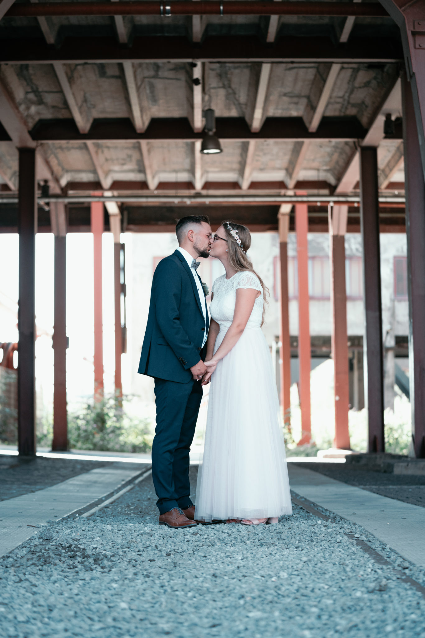 karte206478-4 Hochzeitspaar küsst sich in Zeche Zollverein