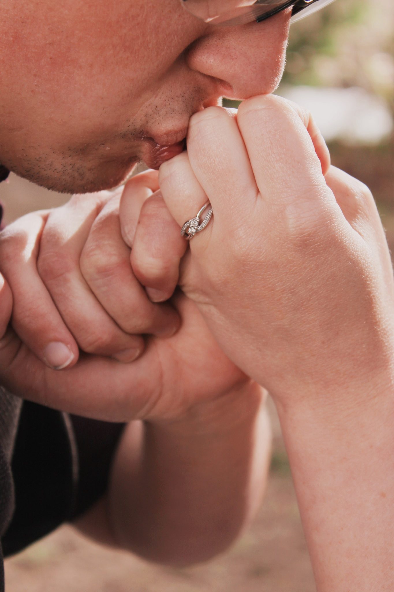 katrina-holmgren-3qe883zDHKs-unsplash Handkuss nach Heiratsantrag