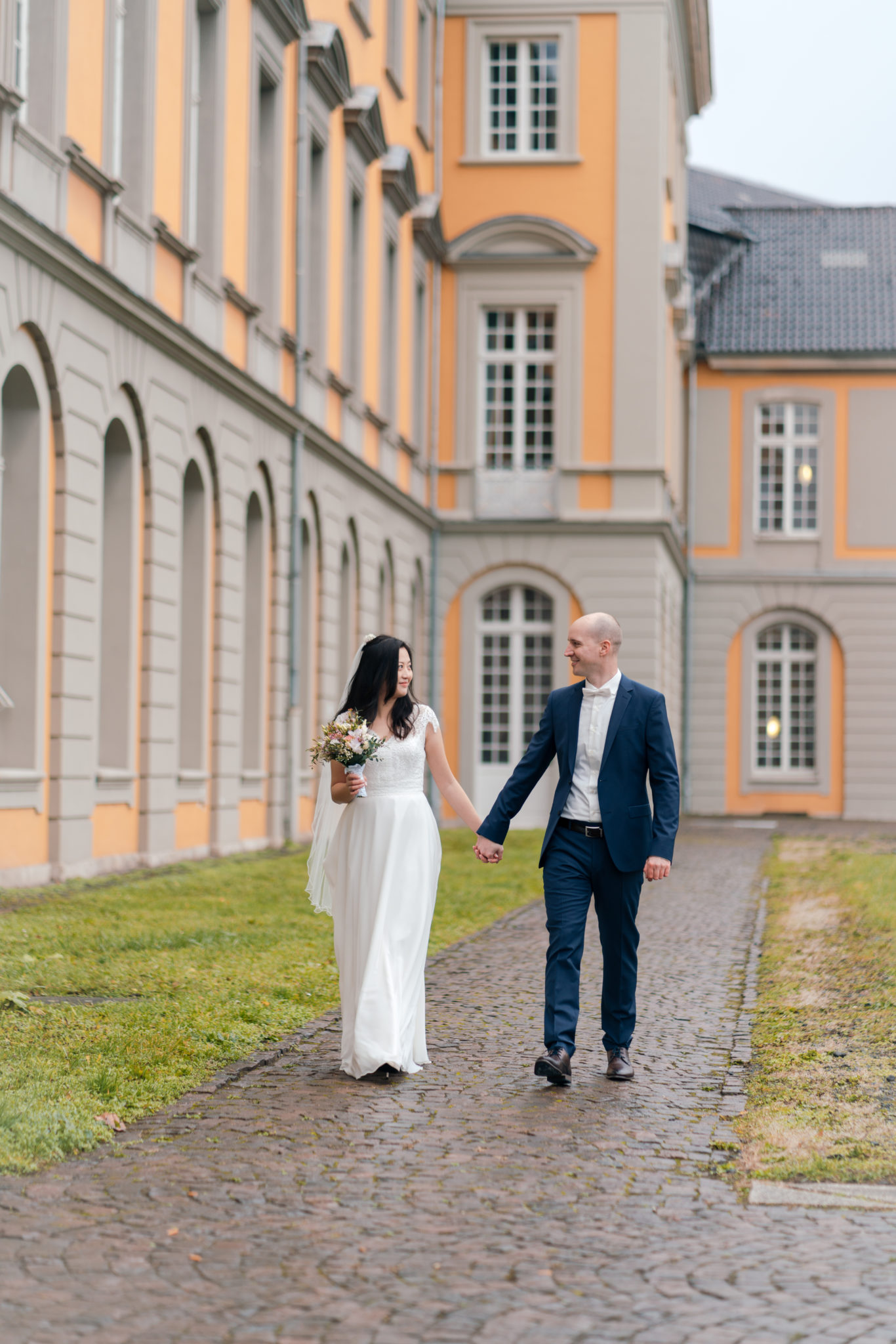 73R00058 Brautpaar läuft glücklich durch Garten der Uni Bonn
