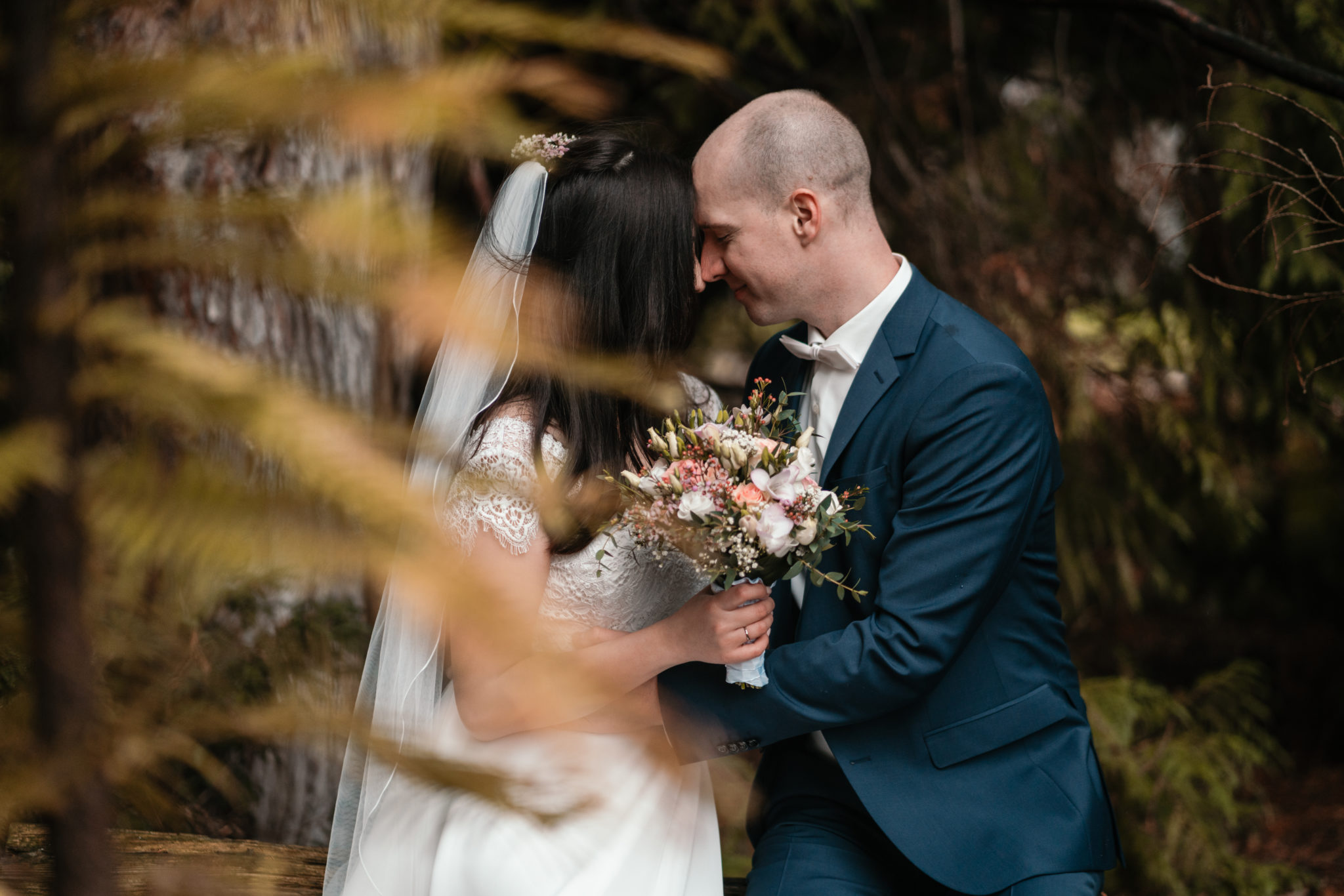 73R00322 After Wedding Shooting im botanischen Garten in Bonn, Brautpaar innig