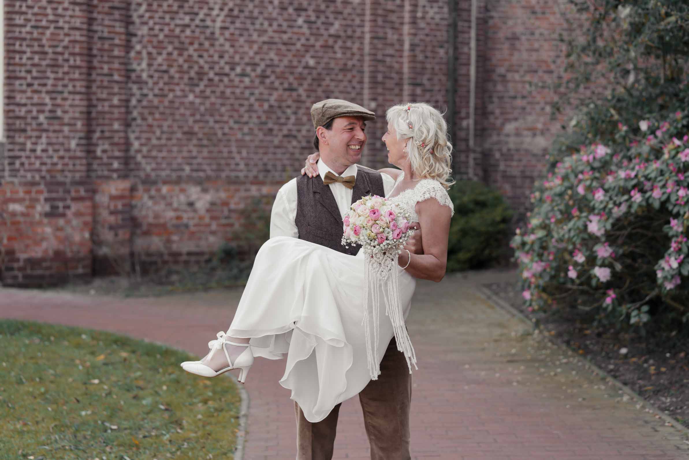 DSC00011 Paarshooting nach Hochzeit, Bräutigam hebt seine Braut hoch
