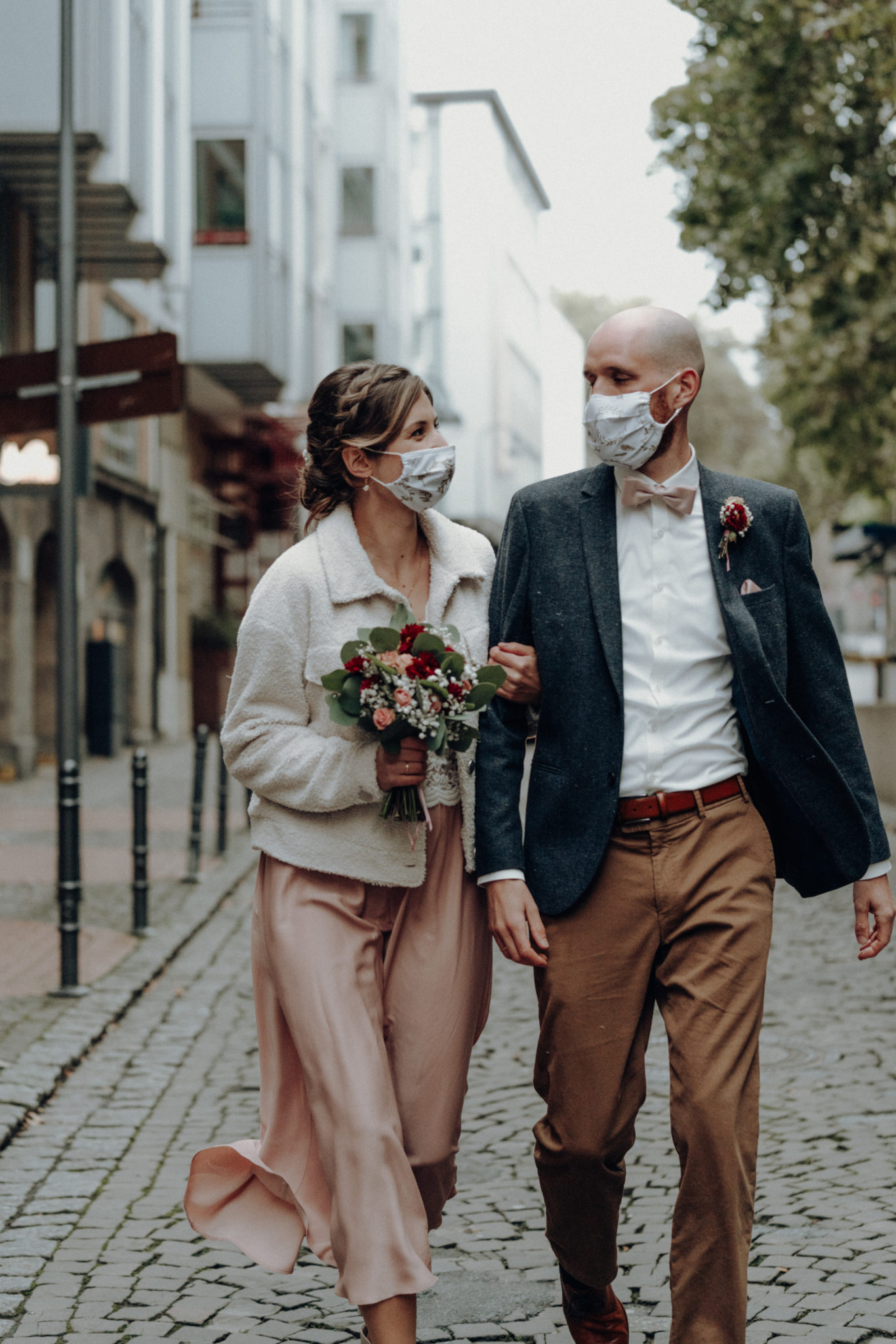 DSC00096 Hochzeitspaar läuft durch Kölner Innenstadt