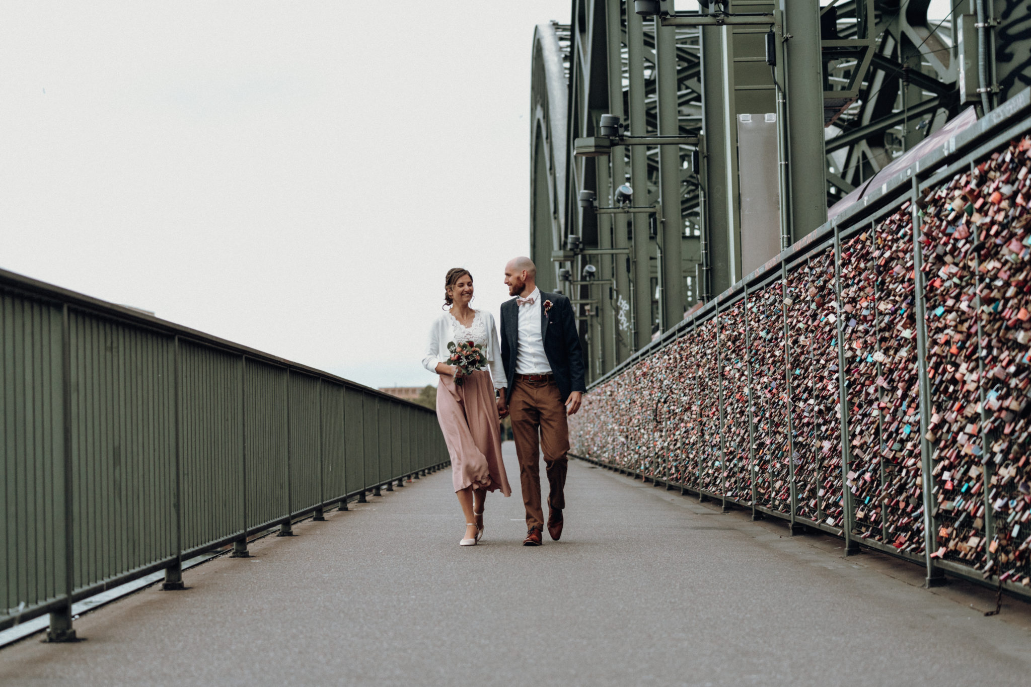 DSC00408 Glückliches Hochzeitspaar läuft auf Hohenzollernbrücke in Köln