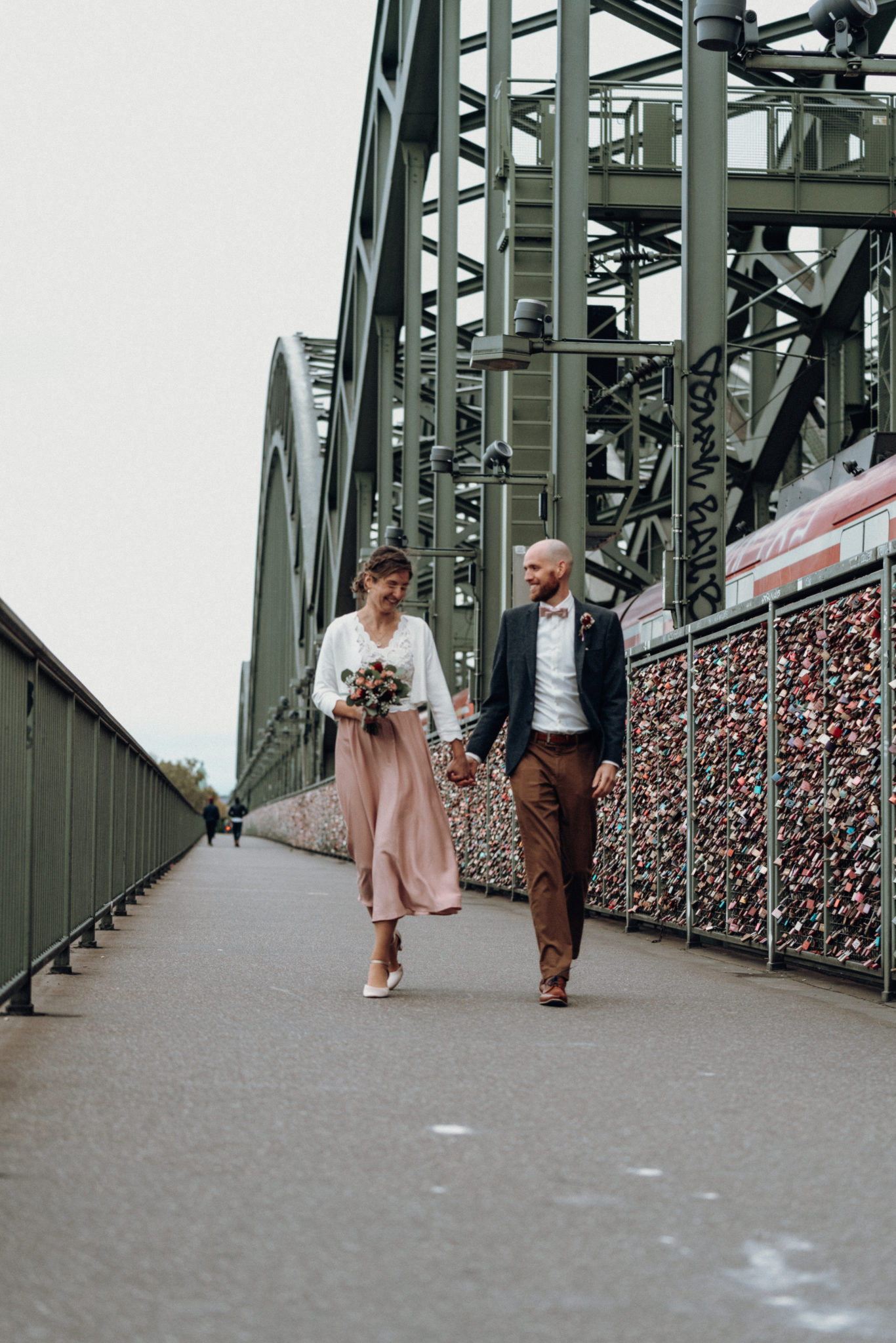 DSC00414 Paar läuft glücklich auf Hohenzollernbrücke in Köln