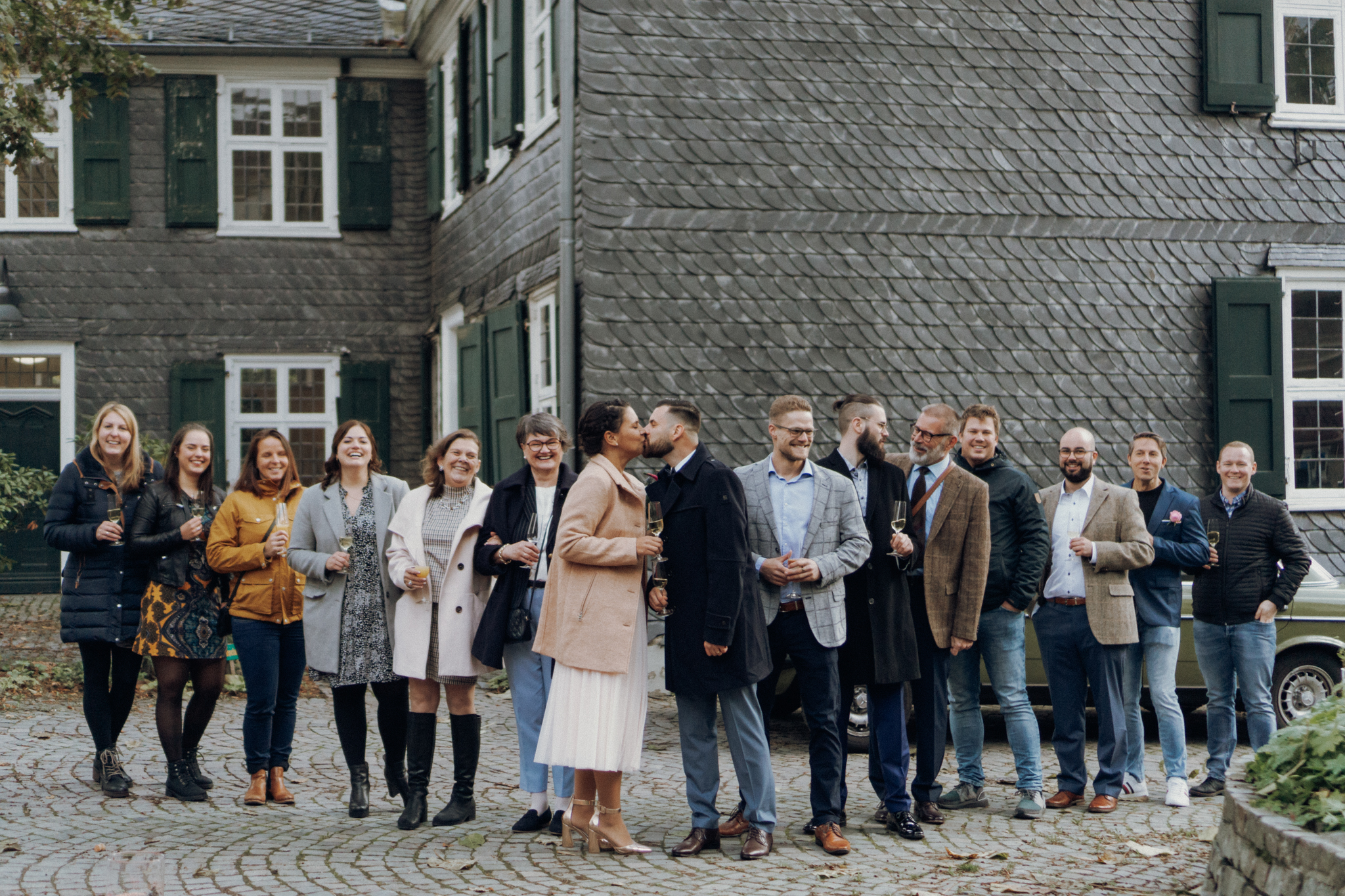 DSC05809_kleiner Gruppenfoto mit der Hochzeitsgesellschaft vor dem Standesamt
