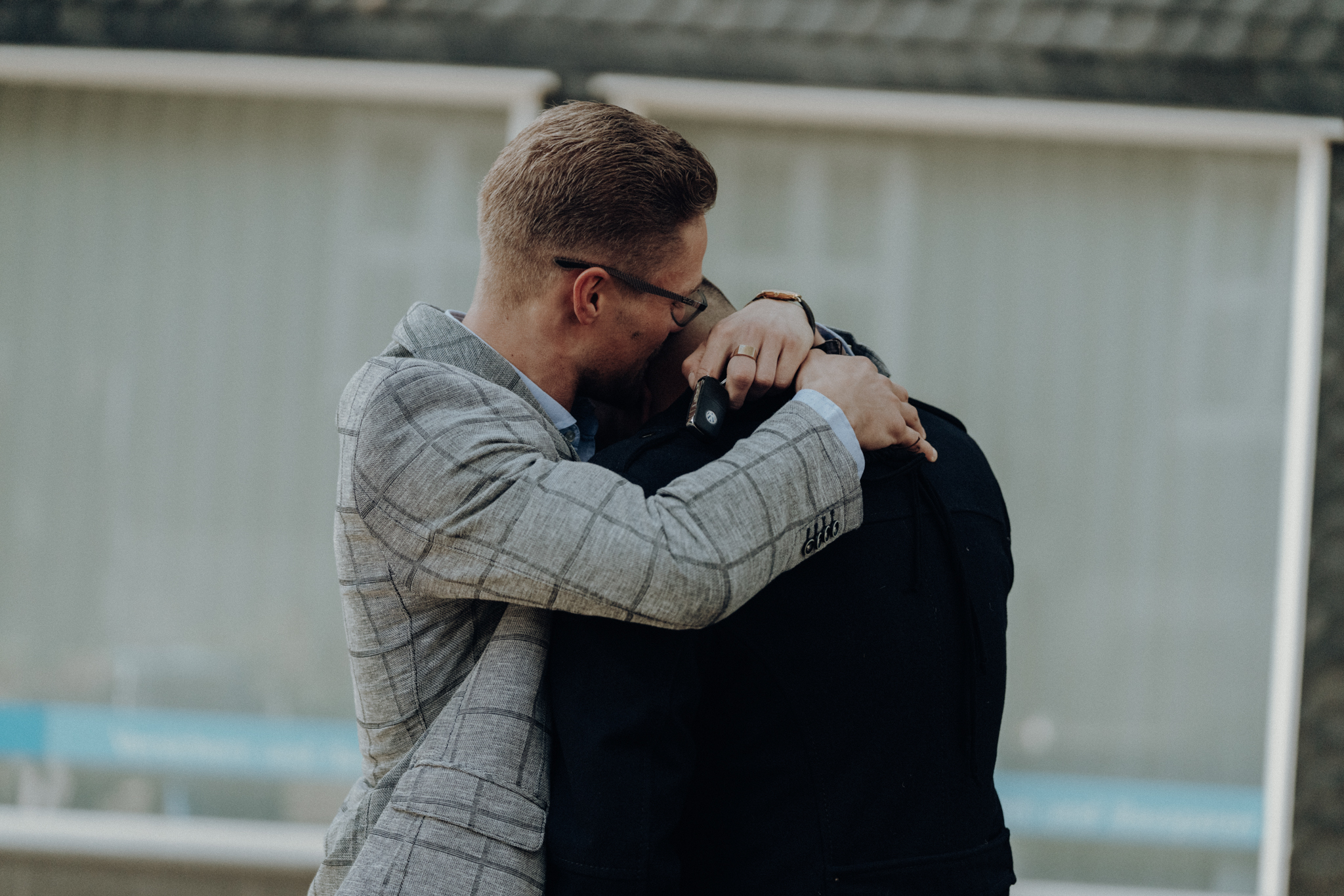 DSC08219_kleiner Emotionaler Bräutigam wird von Trauzeuge beruhigt