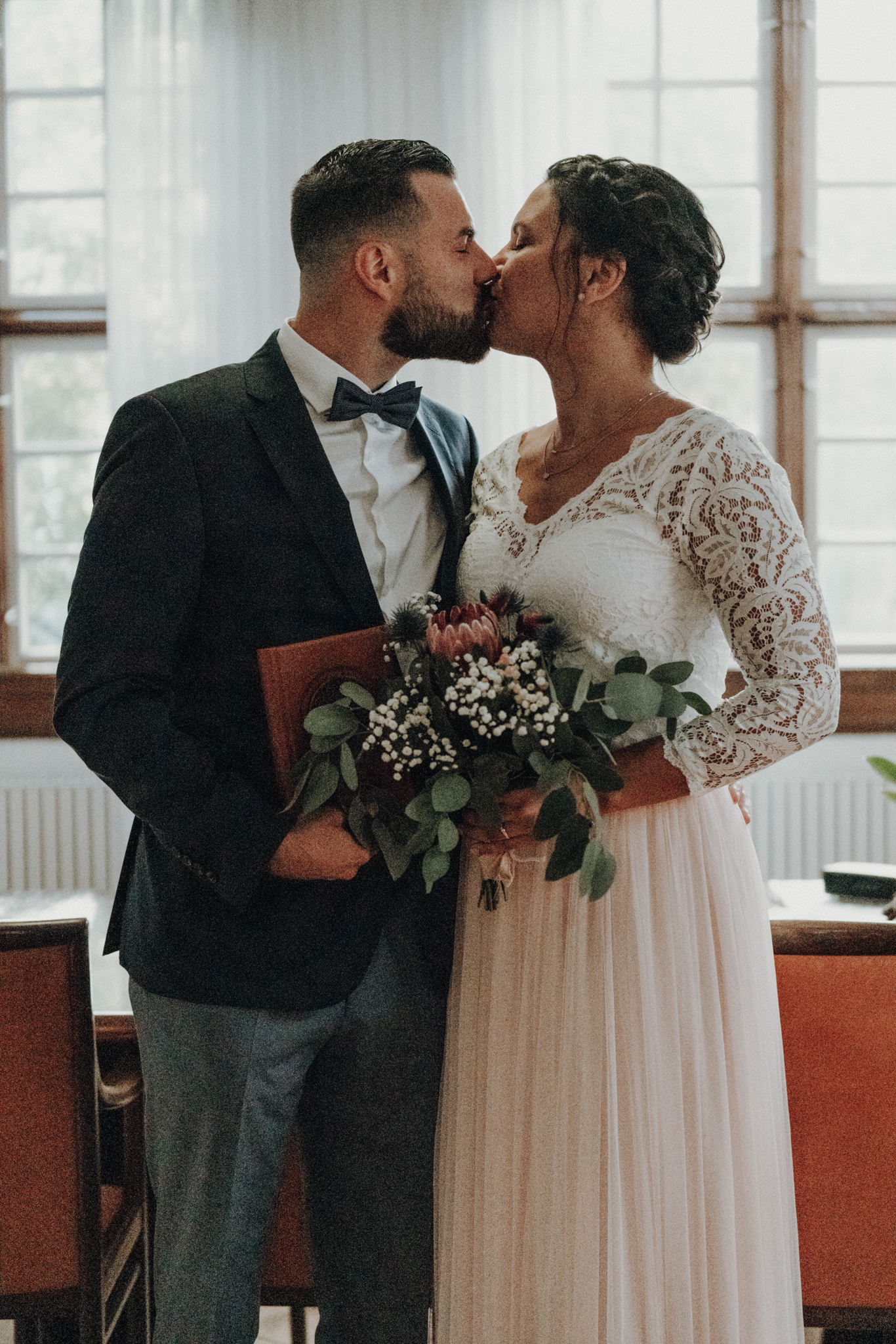 DSC08468_kleiner Hochzeitskuss im Standesamt Wermelskirchen