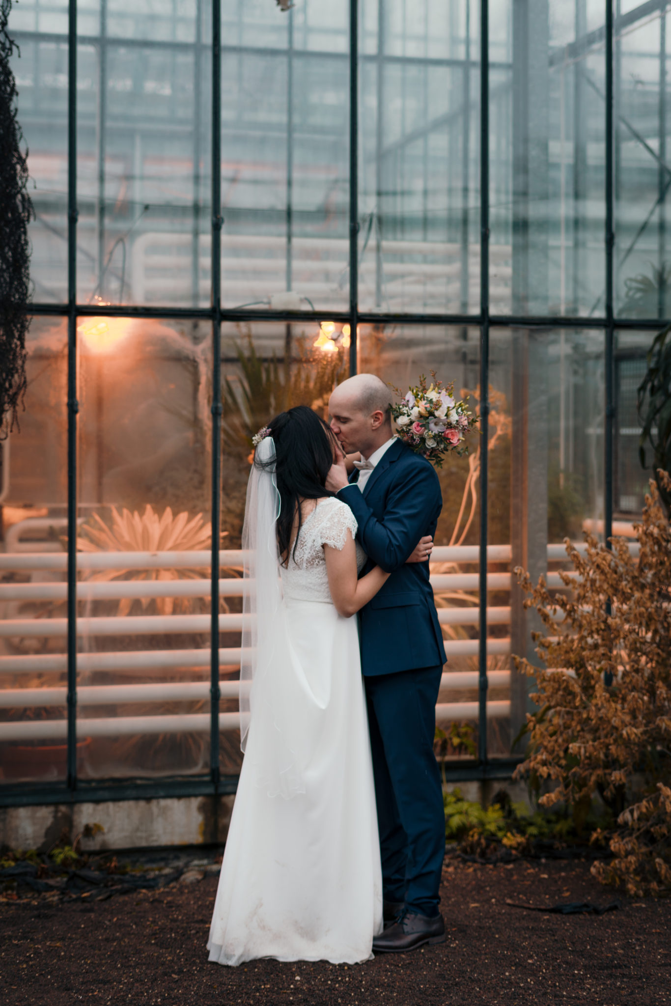 DSC08549 Kussfoto des Hochzeitspaares vor dem botanischen Garten in Bonn