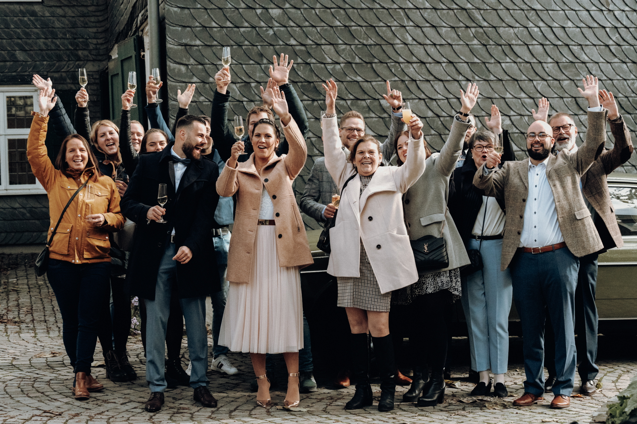 DSC08637_kleiner Gruppenfoto mit der Hochzeitsgesellschaft, alle halten die Hände in die Luft