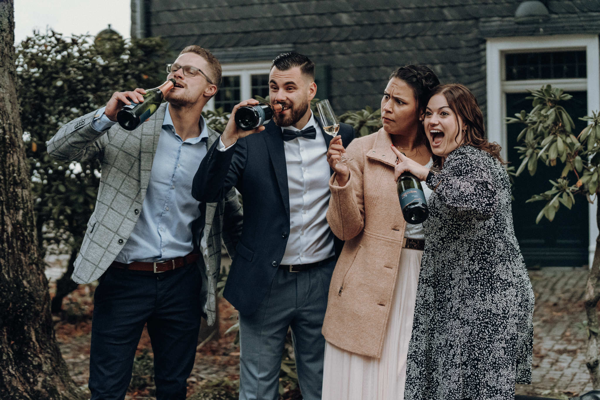 DSC09008_kleiner Brautpaar stößt mit Sekt mit Freunden an, alle lachen