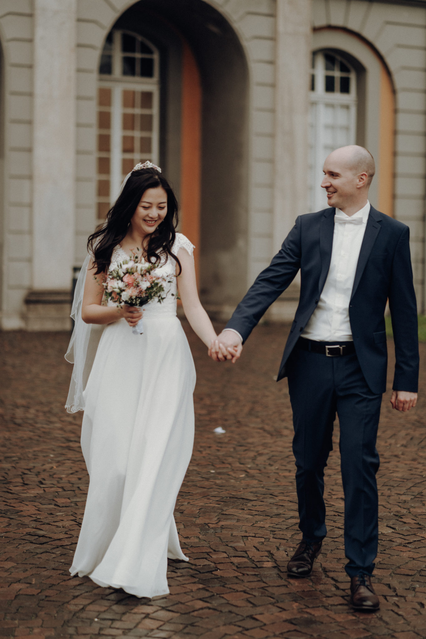 Warm00125 Hochzeitspaar läuft vor der Uni Bonn