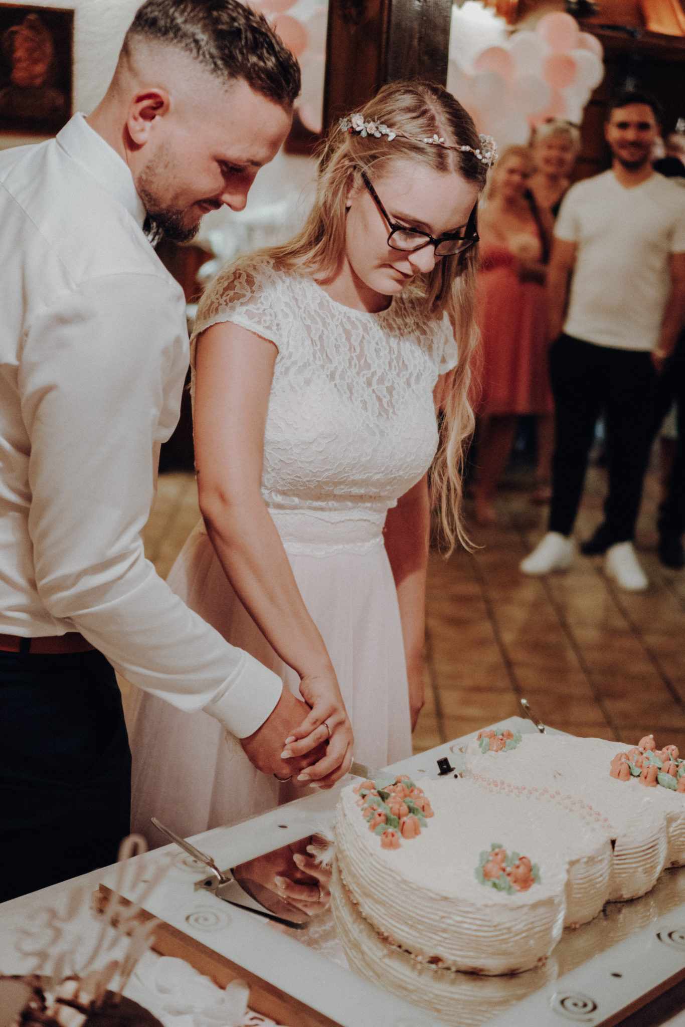 karte107157 Brautpaar schneidet die Hochzeitstorte an