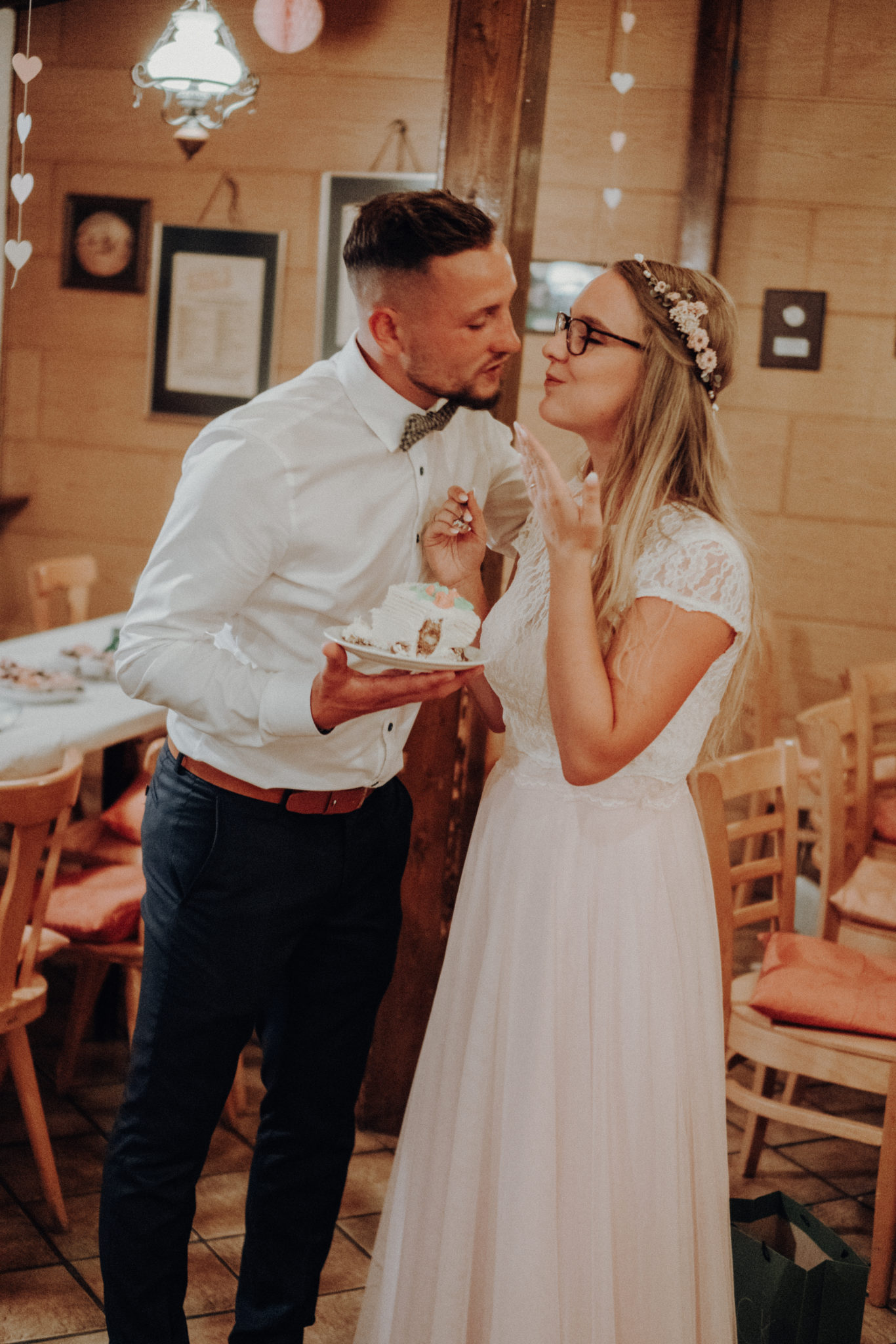 karte107171 Brautpaar isst zusammen die Hochzeitstorte