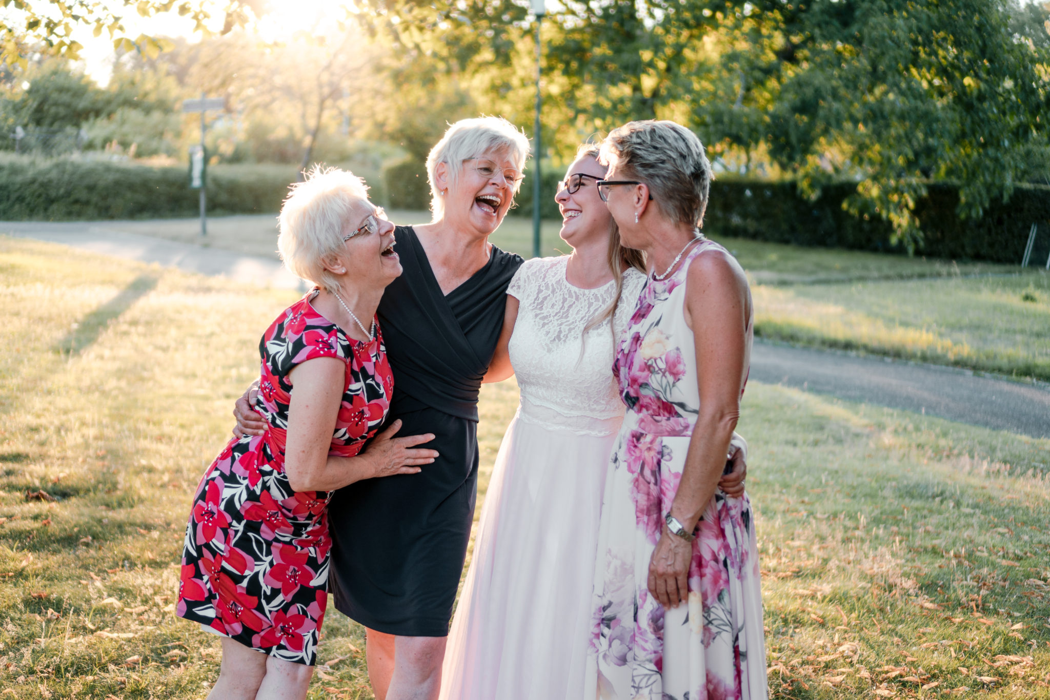karte107721 Familienfoto bei Brautshooting, alle lachen und sind glücklich
