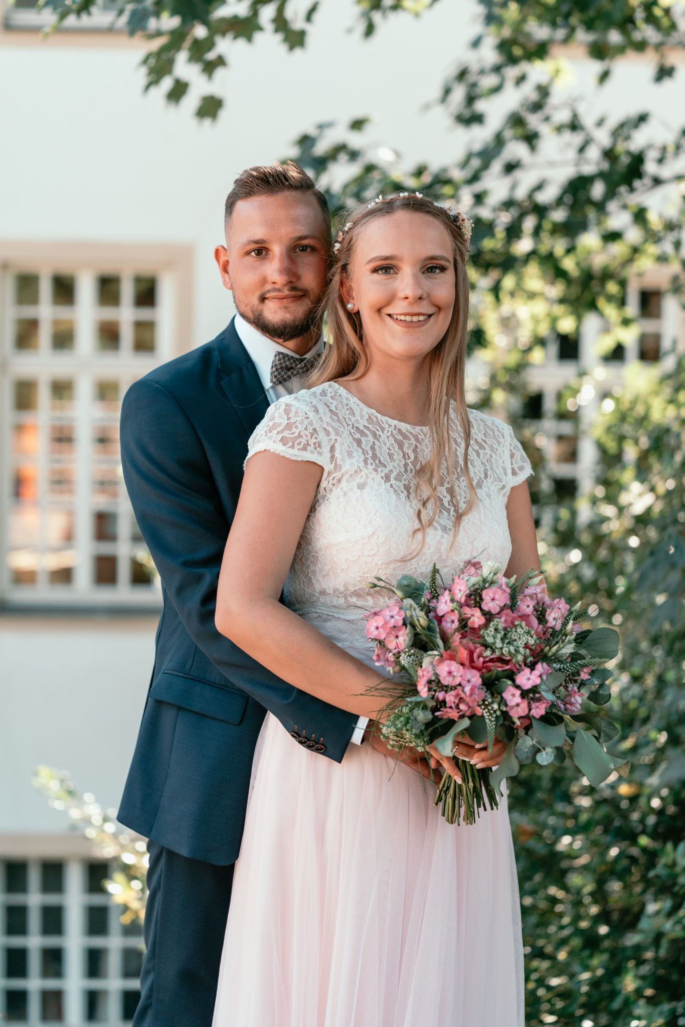 karte206318-2 Hochzeitspaar schaut glücklich in die Kamera