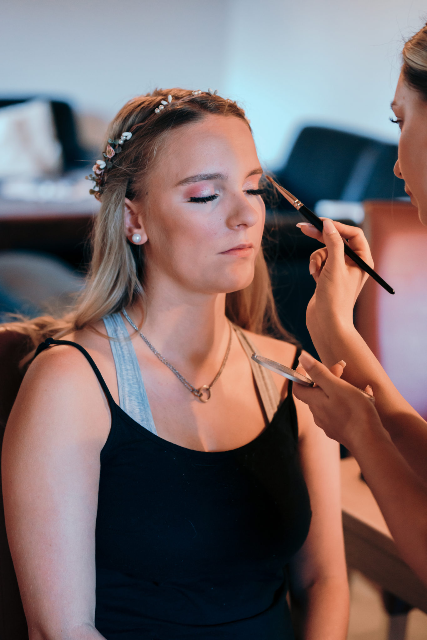karte505910 Getting Ready der Braut, sie wird geschminkt