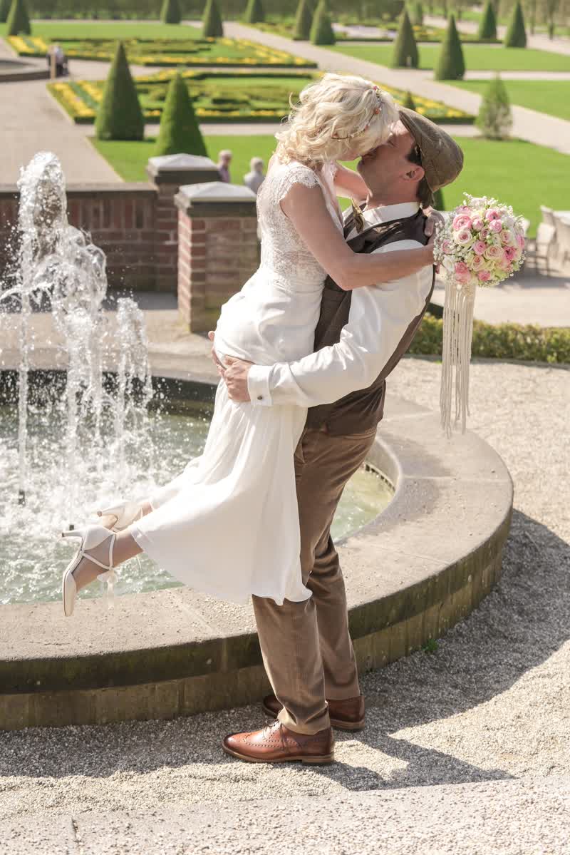 utilRequest-11.cgi Paar küsst sich vor Brunnen in Landesgartenschau in Kamp-Lintford