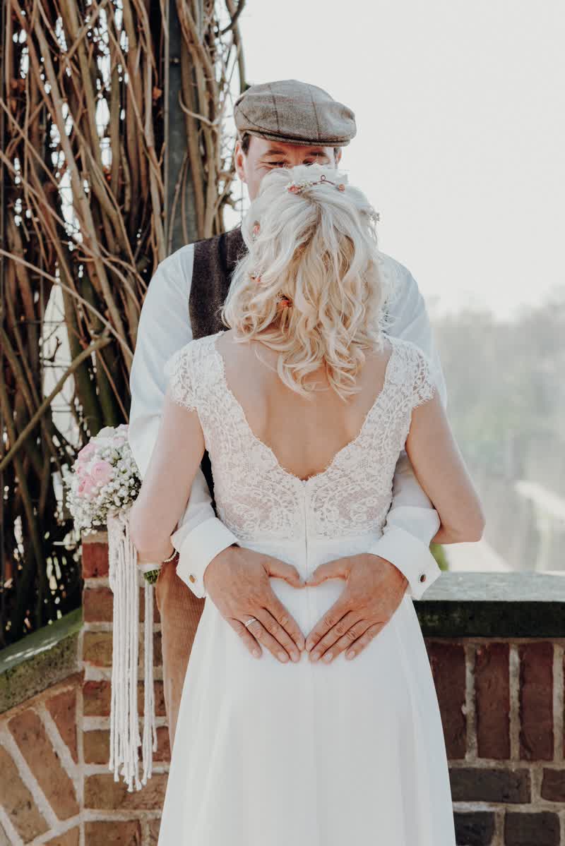 utilRequest-18.cgi Hochzeitsshooting Bräutigam formt Herz mit seiner Hand