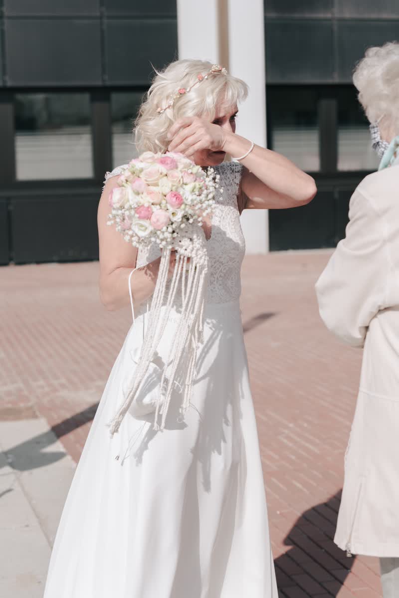 utilRequest-22.cgi Braut empfängt emotional Glückwünsche zur hochzeit