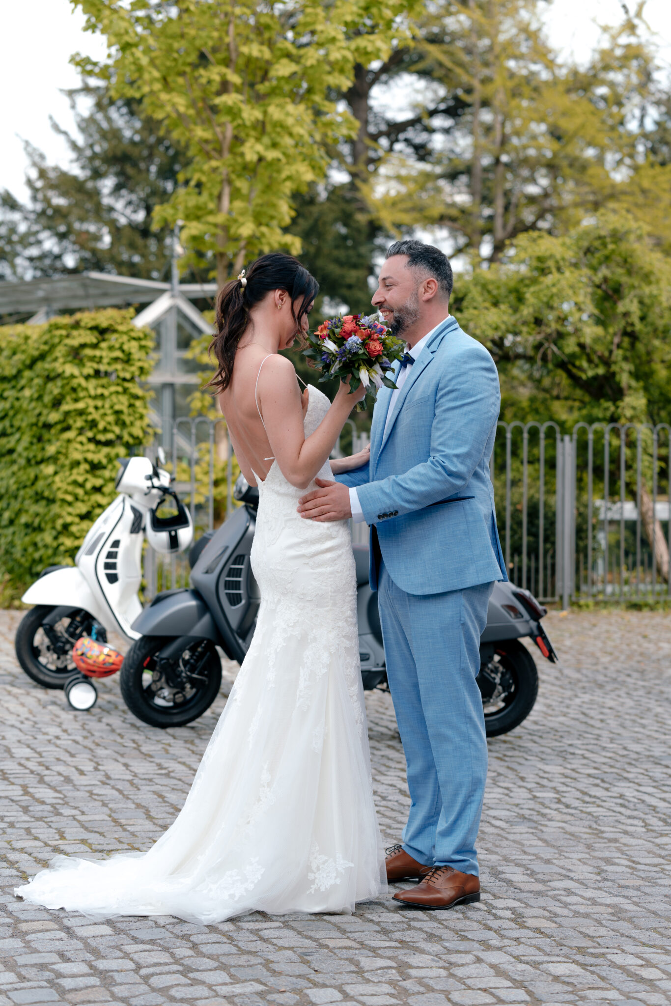 73R00550-47 Brautpaar vor zwei Rollern