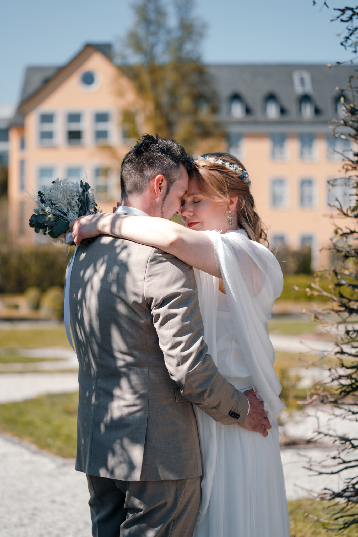 73R00725-125 Hochzeitsshooting vor Schloss in der Sonne