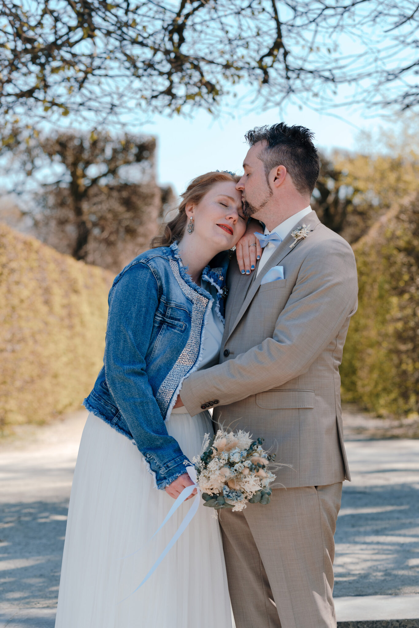73R01199-176 Hochzeitspaar im Schlossgarten mit Brautstrauß