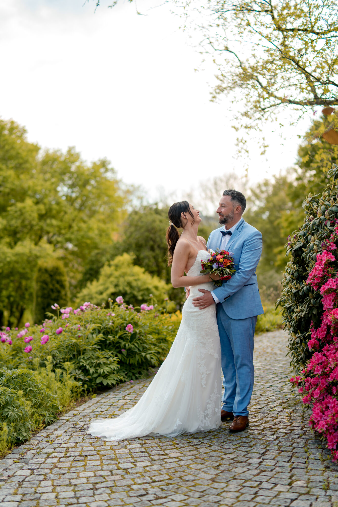 73R01363-239+Kopie Lachendes Hochzeitspaar bei Fotoshooting
