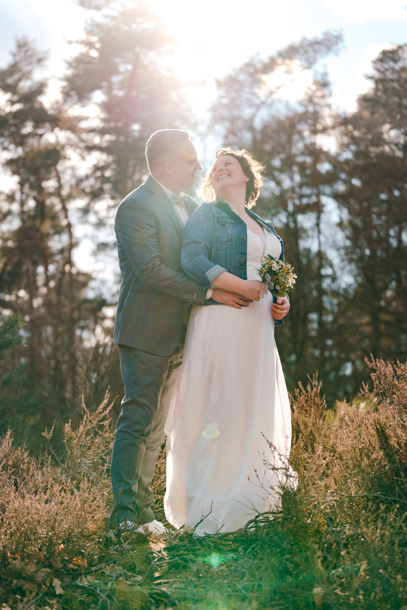 73R01963 Glückliches Hochzeitspaar bei Outdoor Paarshooting