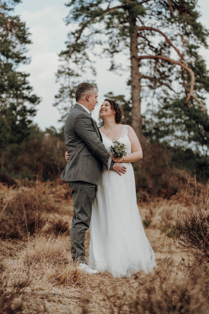 73R02891 Glückliches Hochzeitspaar wirft sich Blicke zu