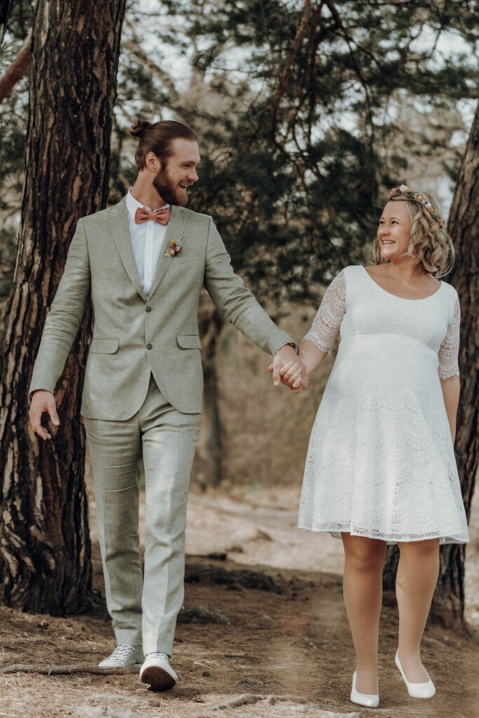 73R03318 Verliebtes Hochzeitspaar schaut sich an