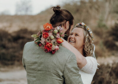 Verliebtes Hochzeitspaar schaut sich an