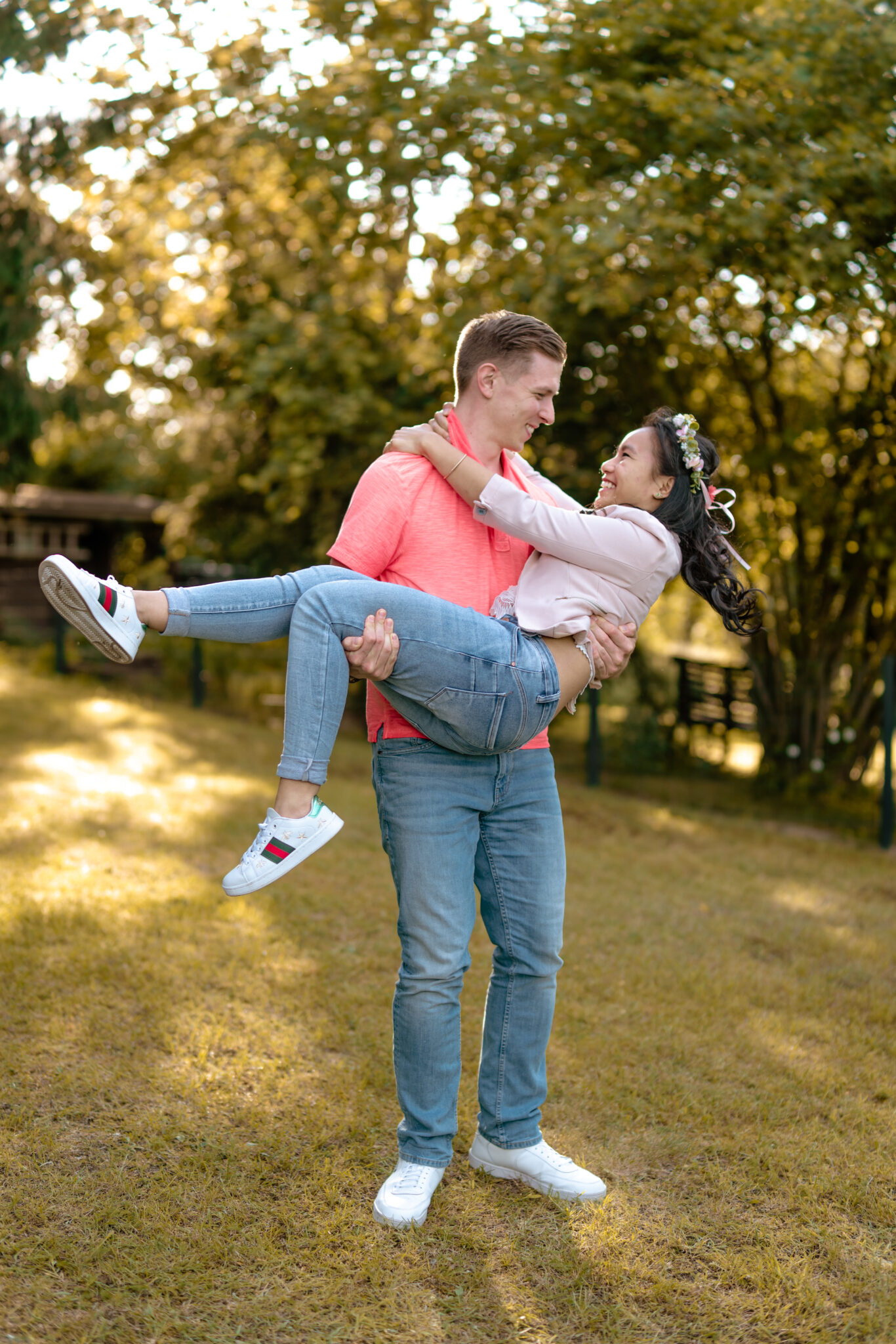 73R00488-116 Glückliches Paar bei Paar Fotoshooting Outdoor