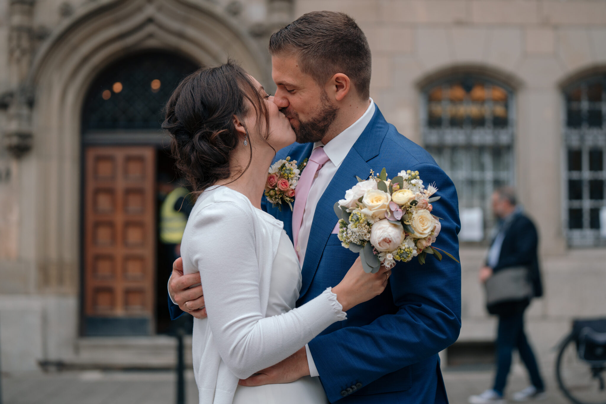 73R03794-253 Nach der Hochzeit gibt es einen Kuss