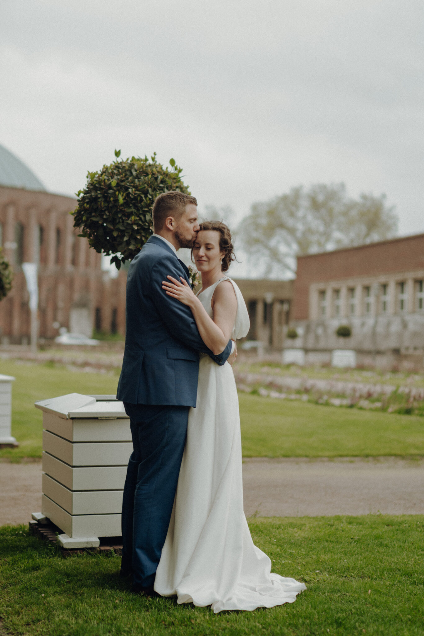 73R04494-352 Hochzeitspaar Umarmung im Schlossgarten