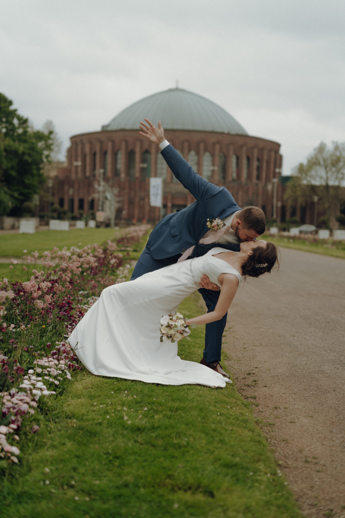 73R04570-376 Hochzeitspaar Hebefigur im Schlossgarten