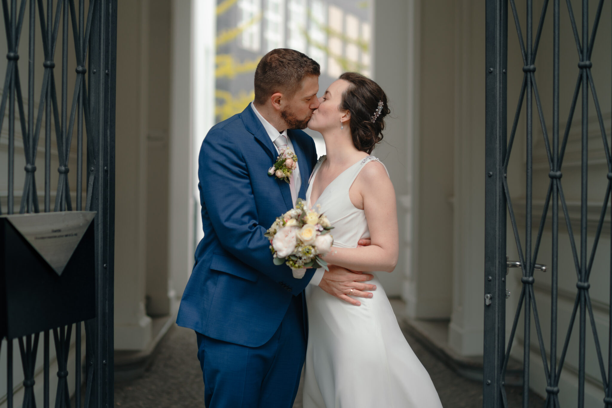 73R04692-392 Hochzeit Fotoshooting Kuss von Brautpaar