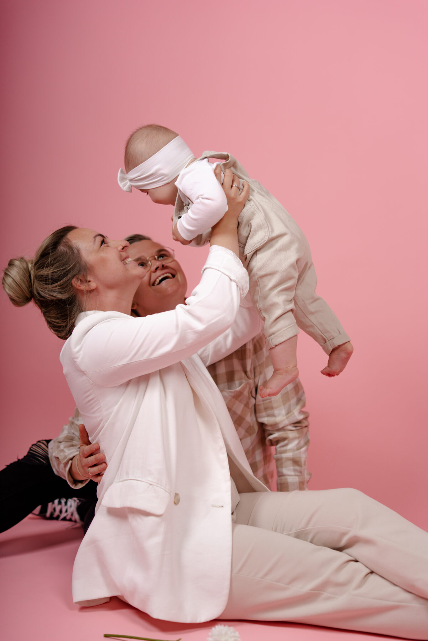 73R08640-49 Familienfotoshooting in Fotostudio mit Babby