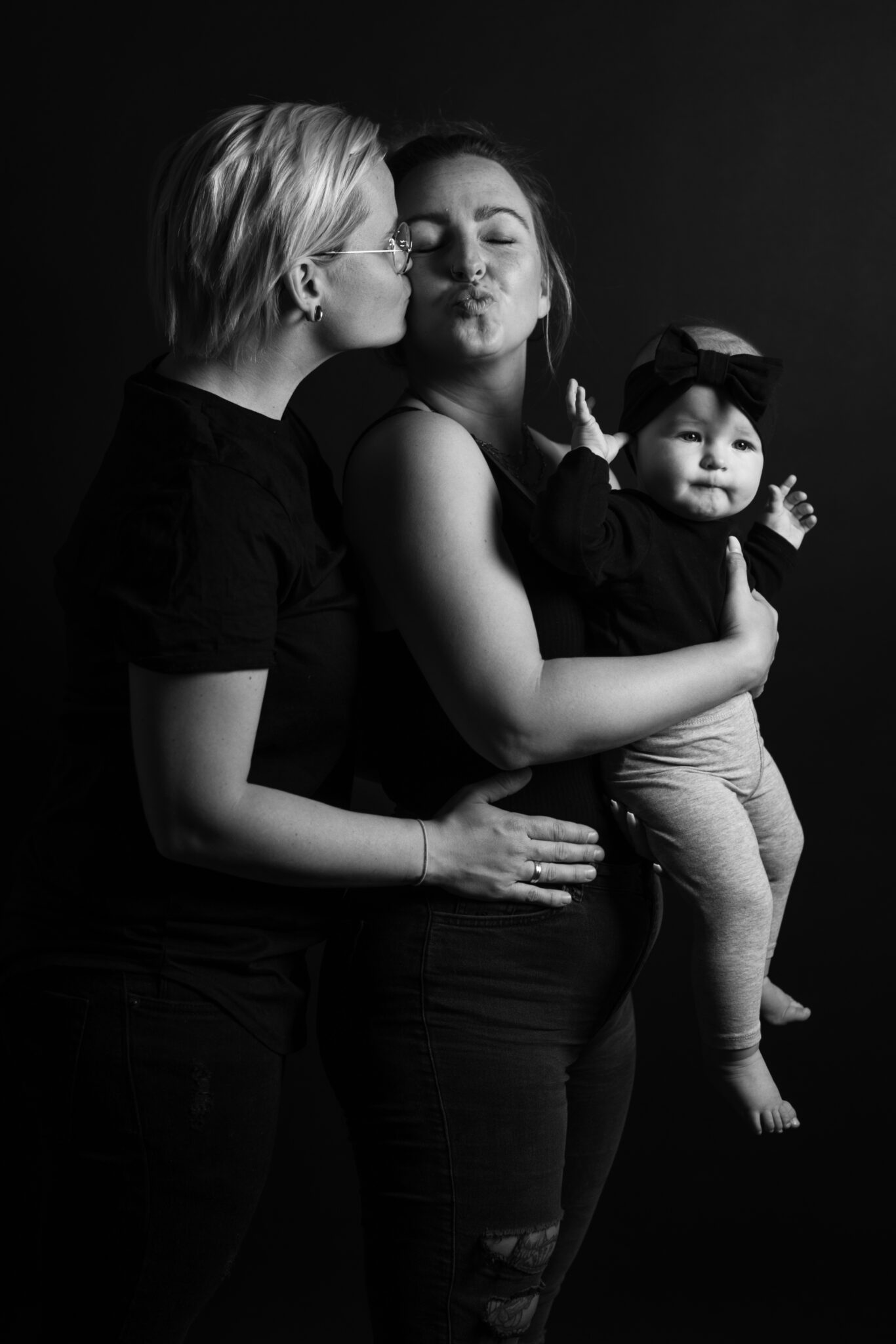 73R08676-52 Familienfotos im Fotostudio mit Kind