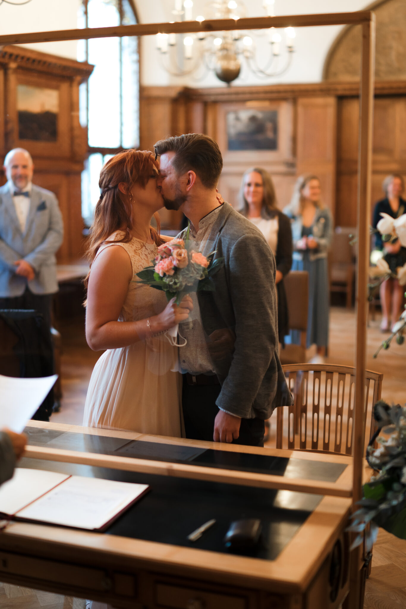 73R03058-40 Hochzeitskuss im Standesamt Bergisch Gladbach