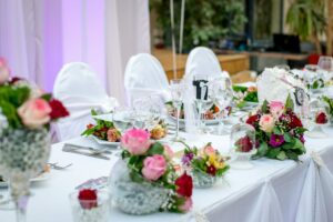 Hochzeitsdeko mit Blumen rot
