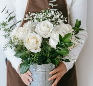 Rosen mit Schleierkraut und Bindegrün