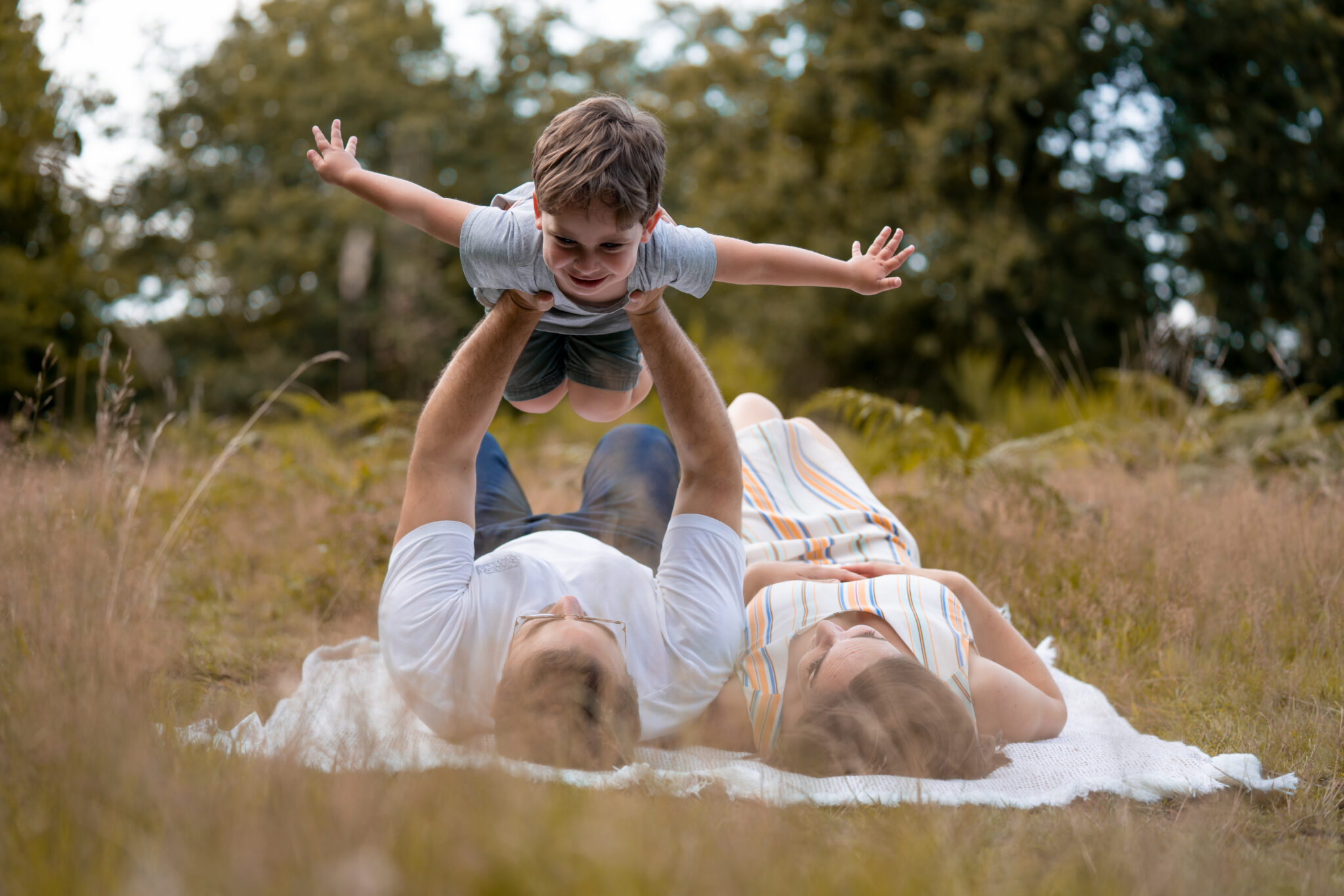 73R00223-2 Outdoor Familien Fotoshooting zu dritt