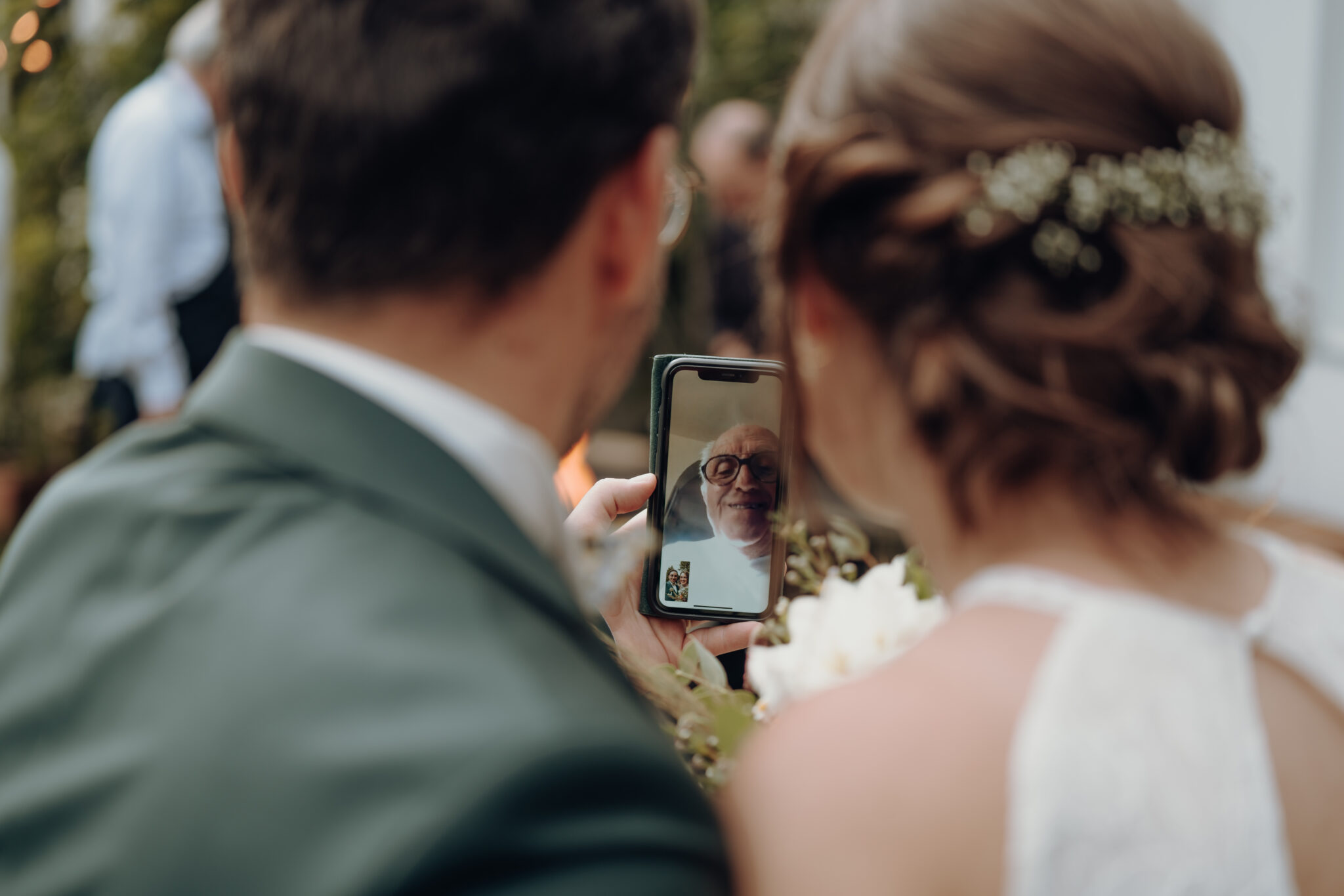 73R01723-2 Brautpaar Facetime mit Verwandtschaft