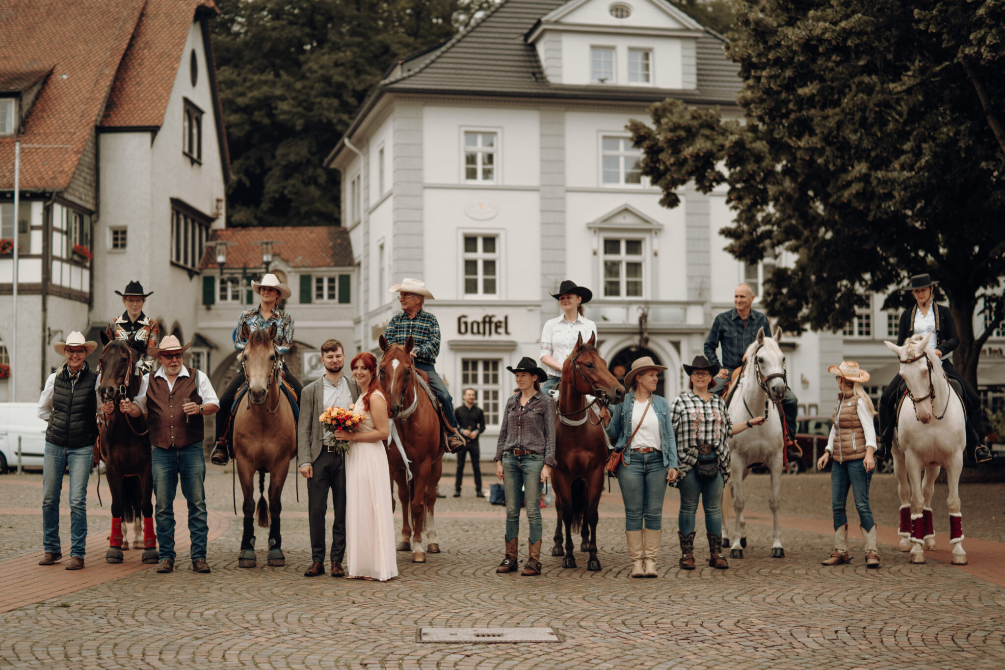 73R03269-102 Gruppenfoto mit Hochzeitsgesellschaft