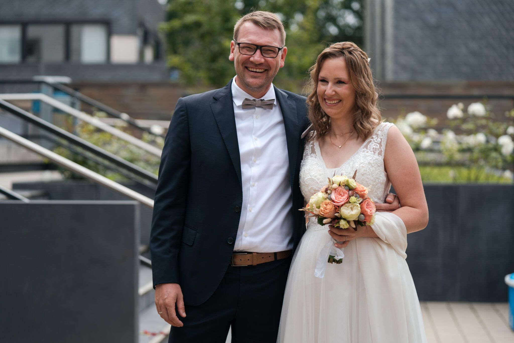 73R04575 Glückliches Brautpaar nach Trauung