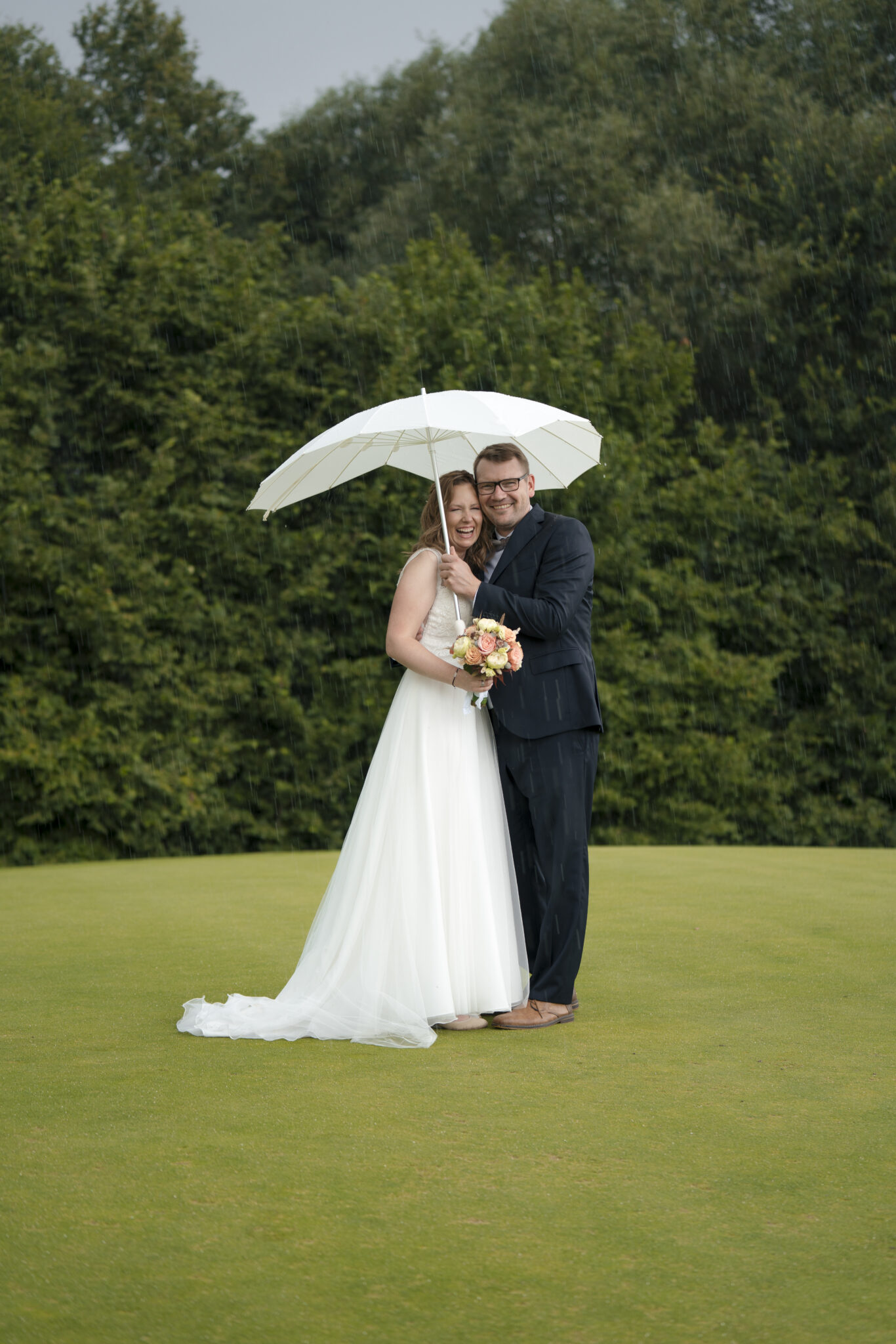 73R05124-2+(1)+ Brautpaar, mit Regenschirm, im Regen, lachend, Paarshooting